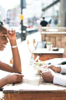 Couple on a date (Photo courtesy of rawpixel.com)